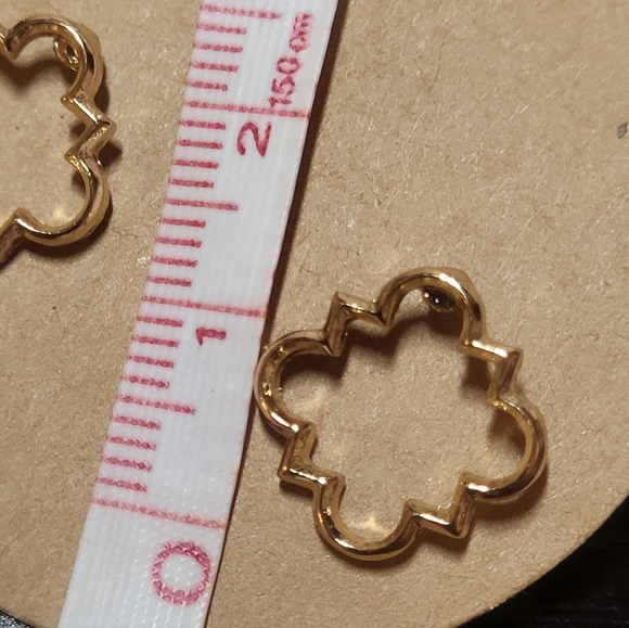 Women’s Twisted Bracelet‎ Bangle Gold Tone Wavy Bracelet & Earring Gift Set NWOT - Picture 9 of 9